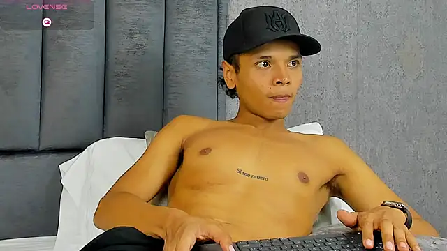 Alejandroo Montenegro online show from March 8, 2:04 am