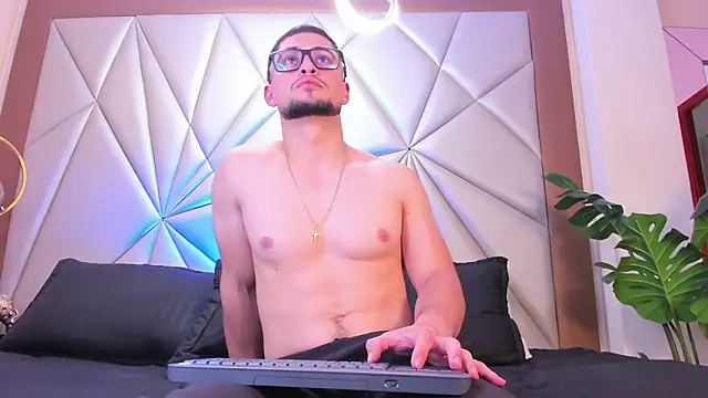 valenssio moretti online show from March 14, 4:19 am