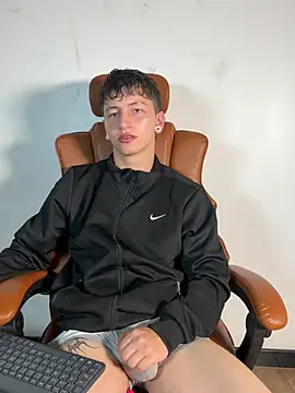 ARON LUXX online show from April 7, 2:39 pm