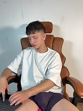 ARON LUXX online show from March 31, 3:36 pm