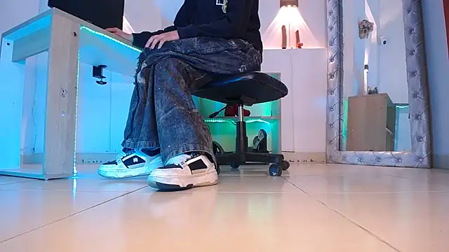 jullian ricci online show from April 14, 9:47 pm