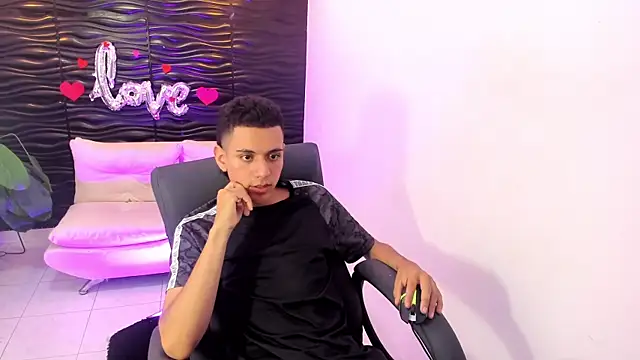 dominicjonnes online show from April 15, 7:58 pm