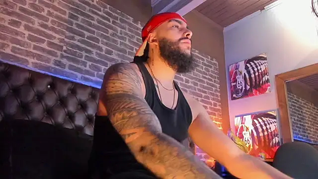 SantiagoHincapiie online show from March 10, 9:10 pm