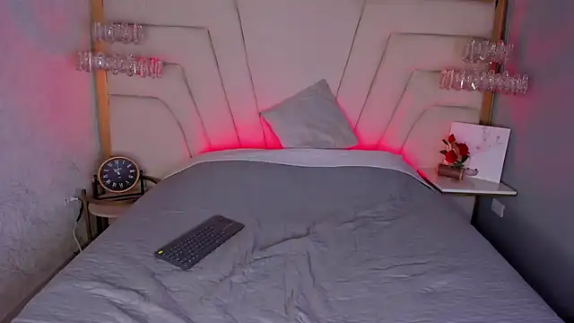 hollannd  online show from July 6, 1:08 pm