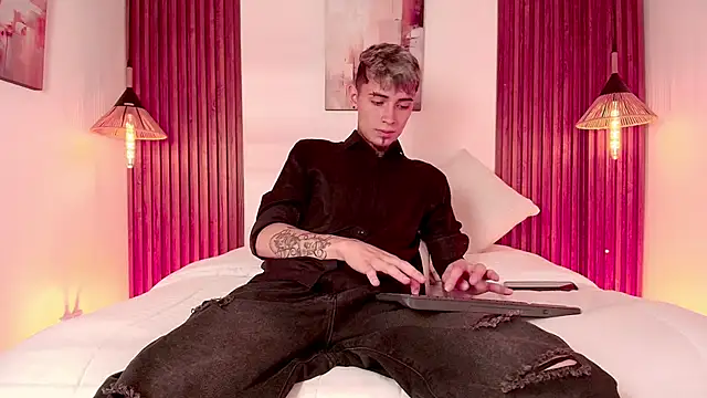 Max Hader  online show from March 9, 3:11 am