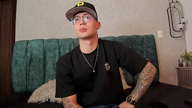 Santii Twink online show from March 18, 5:32 am