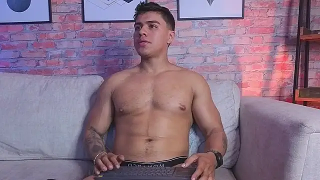 AARON SKYLON online show from April 15, 12:32 am