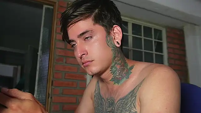 BABYLUCA00 online show from May 21, 11:37 am