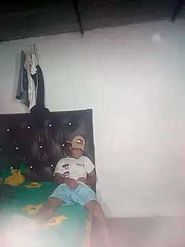soymartinez2004 online show from May 18, 6:34 pm