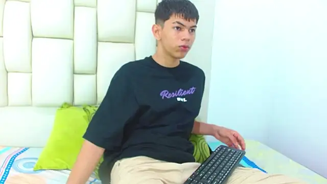LoganNaughty online show from June 3, 12:40 pm