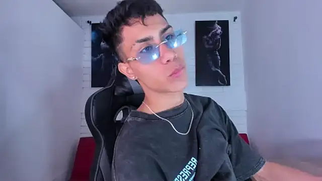 Snapshot of AlanNaughty chatting on January 2, 9:18 pm AlanNaughty online show from January 2, 9:18 pm