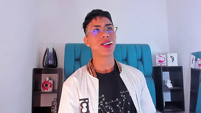 Snapshot of AlanNaughty chatting on January 19, 12:49 am AlanNaughty online show from January 19, 12:49 am