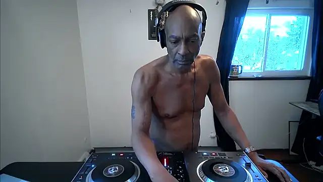 longdick4you8686 online show from December 2, 8:45 pm