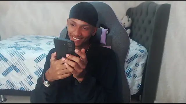 Snapshot of ManSant chatting on December 28, 2:44 pm ManSant online show from December 28, 2:44 pm