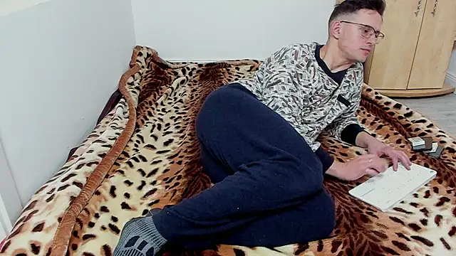 sexxymuscles4u online show from December 21, 12:49 pm