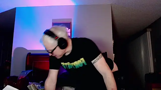 Snarfle82 online show from November 15, 10:39 am