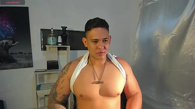 Snapshot of Colton_Massif chatting on December 5, 6:21 am Colton Massif online show from December 5, 6:21 am