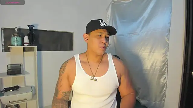 Snapshot of Colton_Massif chatting on December 21, 3:36 am Colton Massif online show from December 21, 3:36 am