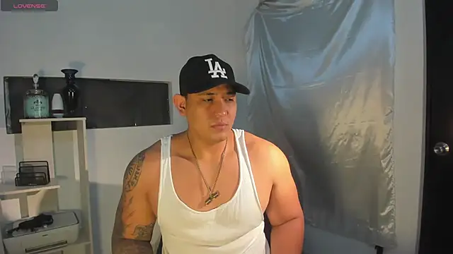 Snapshot of Colton_Massif chatting on December 20, 7:22 am Colton Massif online show from December 20, 7:22 am