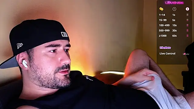 Snapshot of DominantTheo chatting on December 7, 3:36 am DominantTheo online show from December 7, 3:36 am