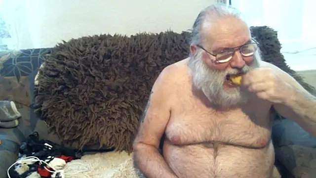 Snapshot of SexySantaC chatting on February 5, 8:46 pm SexySantaC online show from February 5, 8:46 pm