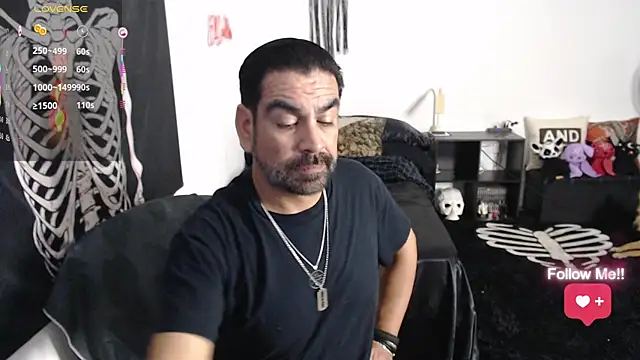 soyelcarlitos  online show from April 5, 5:04 am